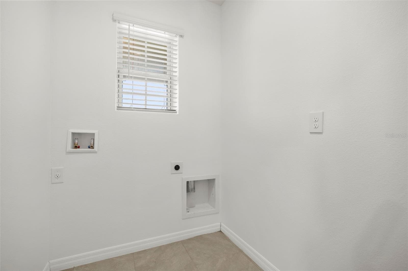 Dedicated laundry area - 3658 CASPIAN ST, LEESBURG