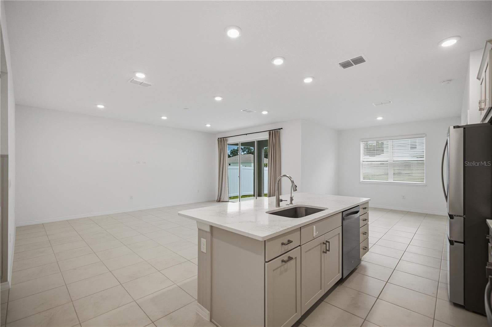 Kitchen looking towards living room - 7118 SW 57TH LN, OCALA