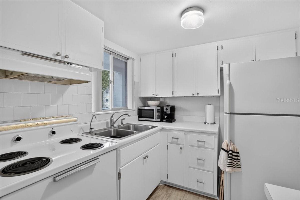 Condominium at 5902 PALM LN #C24, BRADENTON, photo 10 of 26