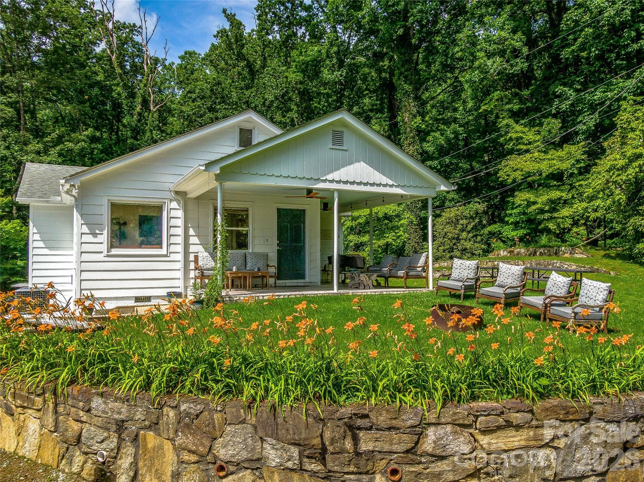 Single Family Residence at 170 Twin Springs Road, Hendersonville, photo 3 of 20