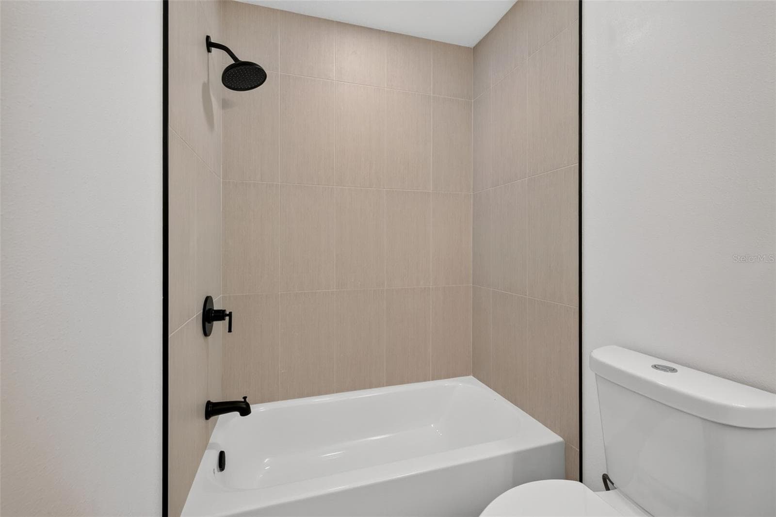 Second Floor Bathroom Shower Tub Combo - 11317 SYLVAN GREEN LN, RIVERVIEW