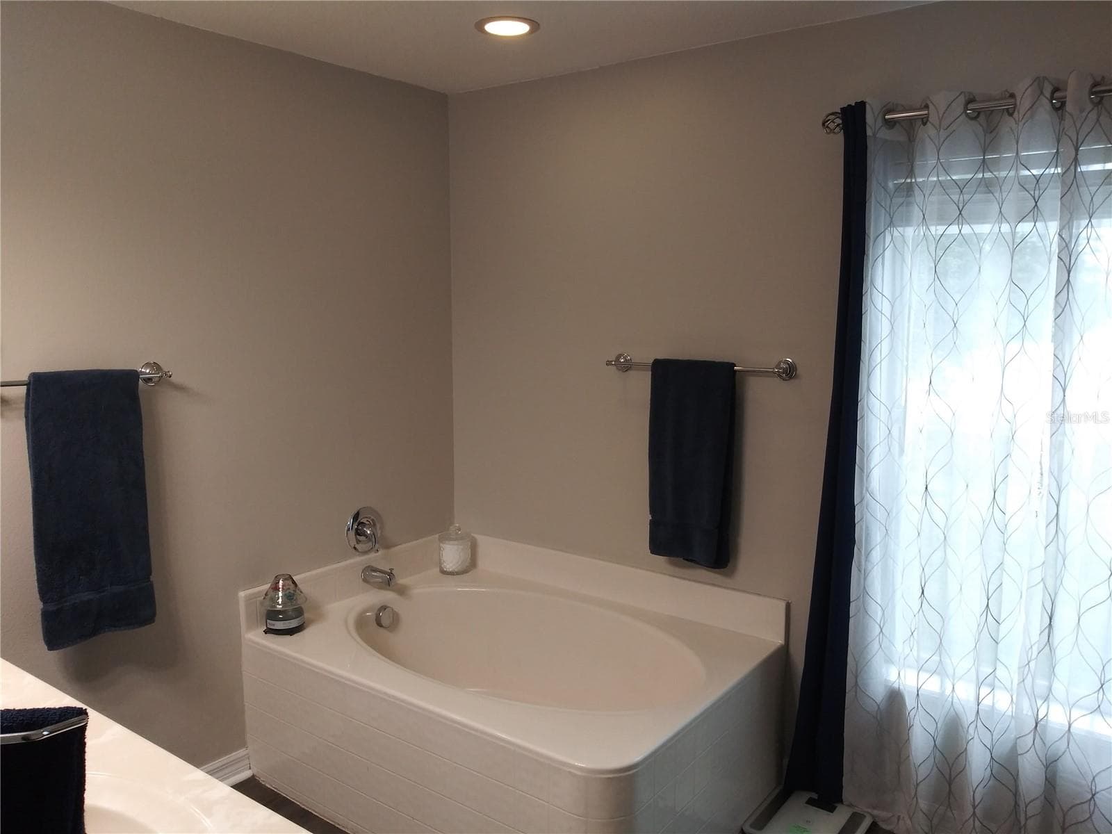 Master Bath Garden Tub - 625 RED PEPPER LOOP, CHULUOTA