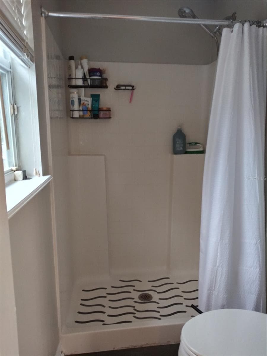 Master Bath Shower - 625 RED PEPPER LOOP, CHULUOTA
