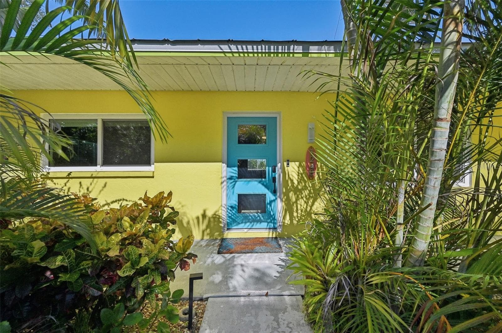 Private front entry - 1248 JEFFERSON DR, ENGLEWOOD