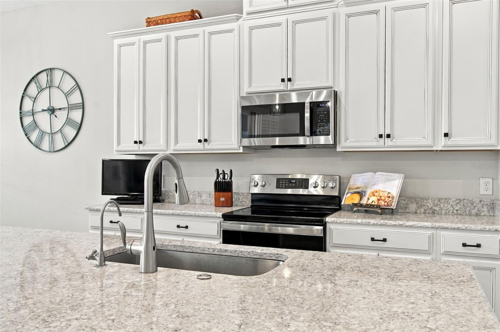 Quartz counter - 4085 VIA TOLEDO CT, POINCIANA