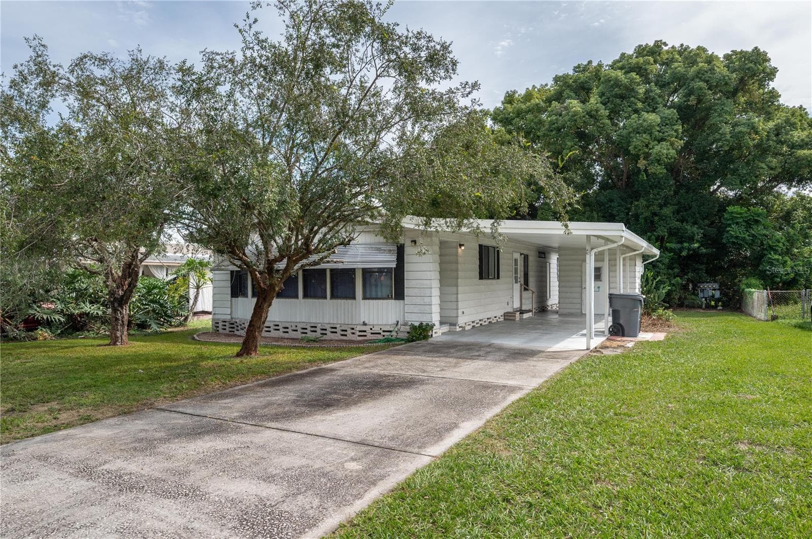 528 SKYLINE DR W