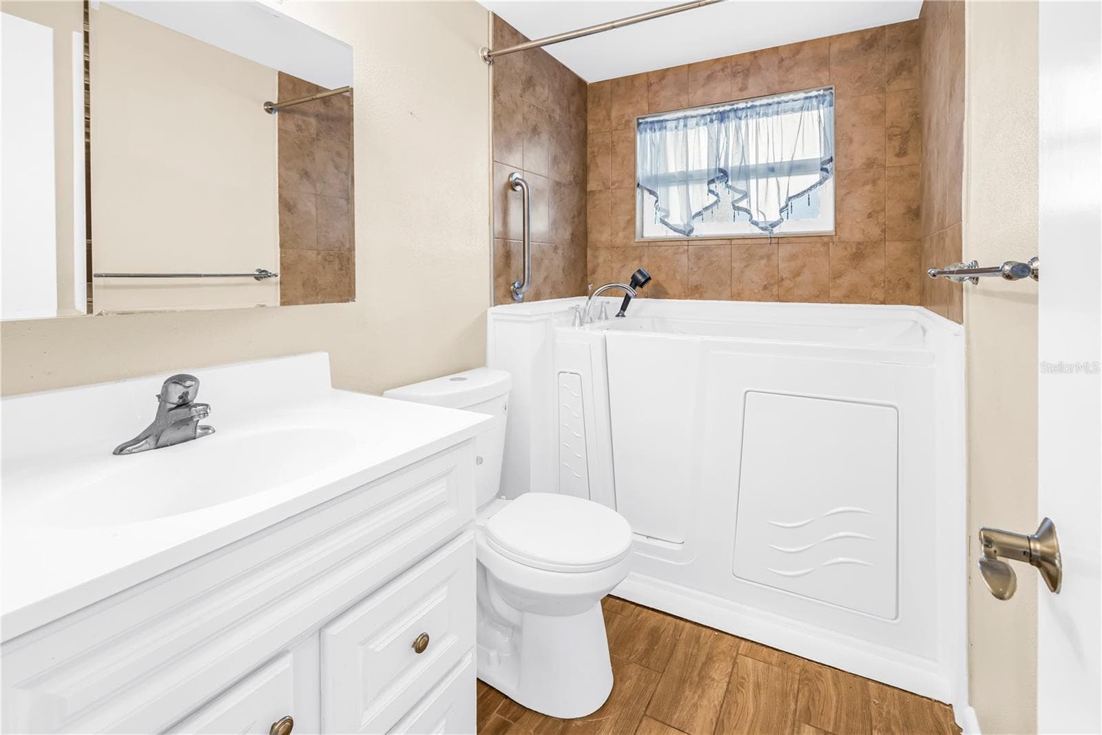 second bathroom - 1516 DERRICK ST, HOLIDAY