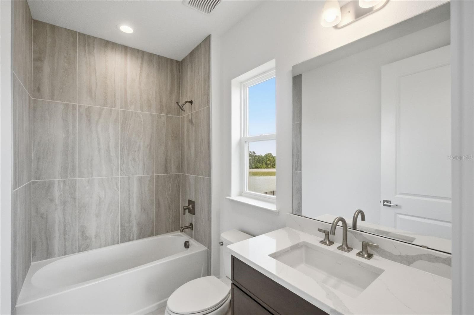 Upstairs Secondary Bathroom (En-Suite) - 1712 STONECLIFF DR, APOPKA