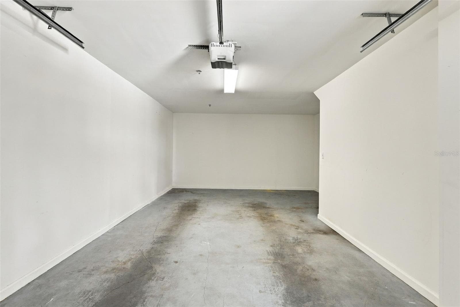 Garage with extra storage - 12106 POPPY FIELD LN #106, ORLANDO