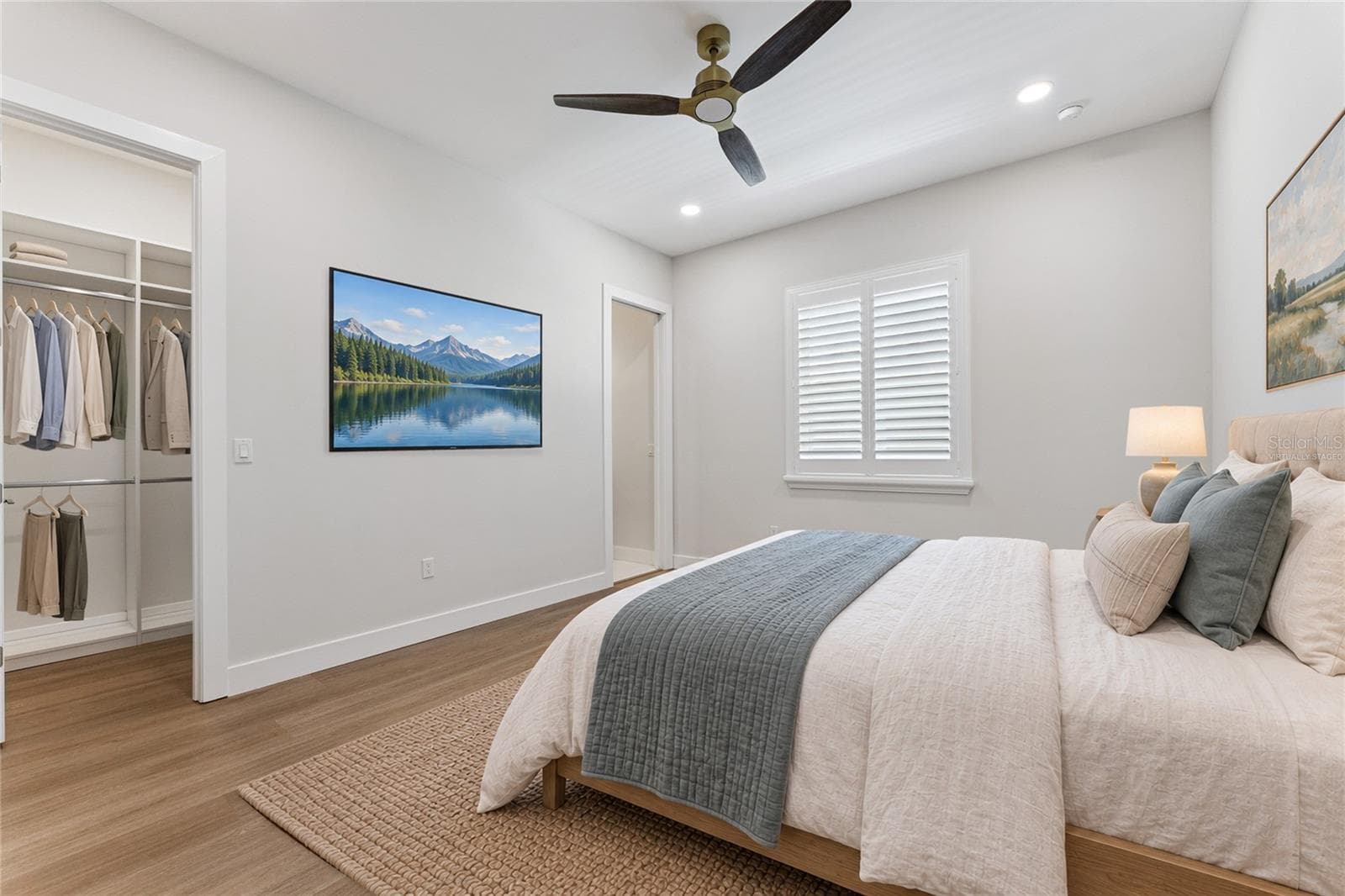 Virtually Staged - Upstairs bedroom with bathroom - 3456 FAIRWAY LN, ORLANDO