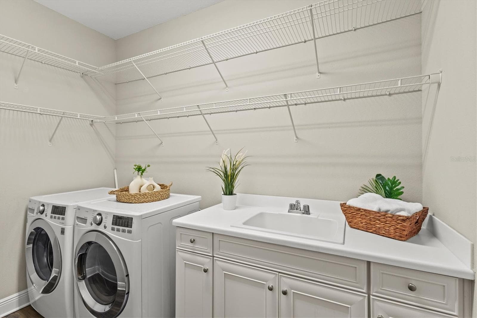 Laundry room with sink - 3031 SKY BLUE CV, BRADENTON