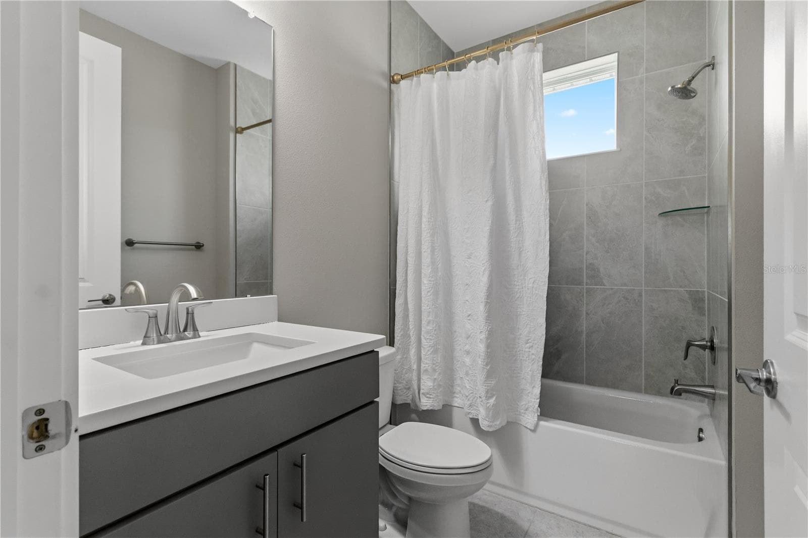 Full bathroom upstairs - 10770 TORCHWOOD SEA WAY, SAN ANTONIO