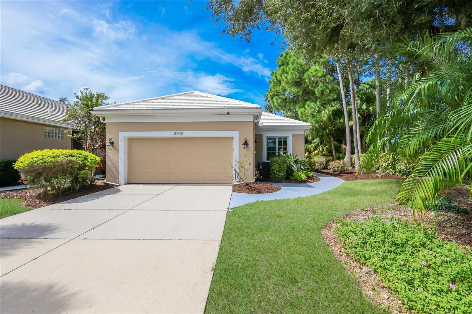 Corner lot with neighbors on just one side. - 8702 52ND DR E, BRADENTON