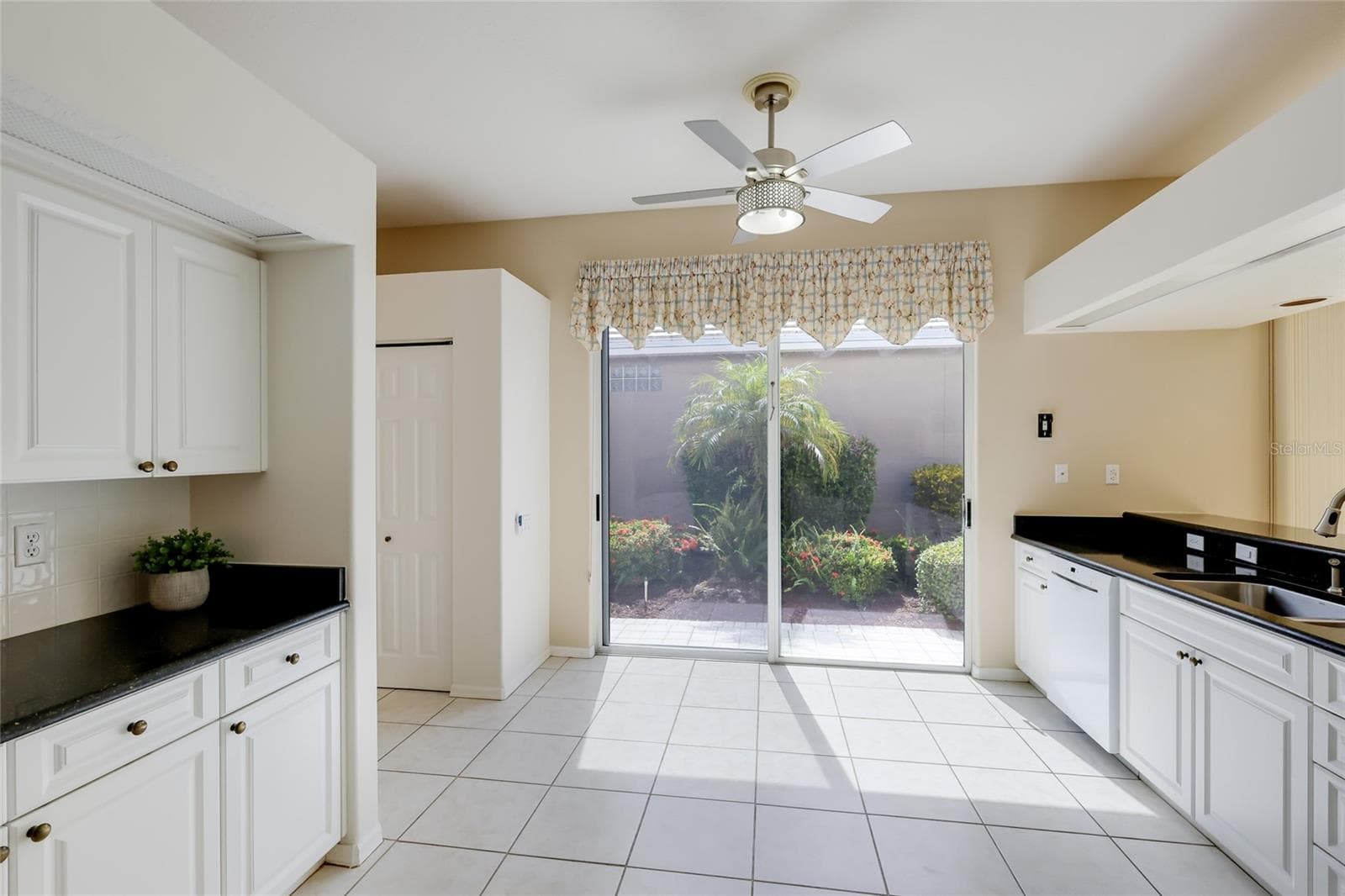 Spacious kitchen with slider to side courtyard - 8702 52ND DR E, BRADENTON