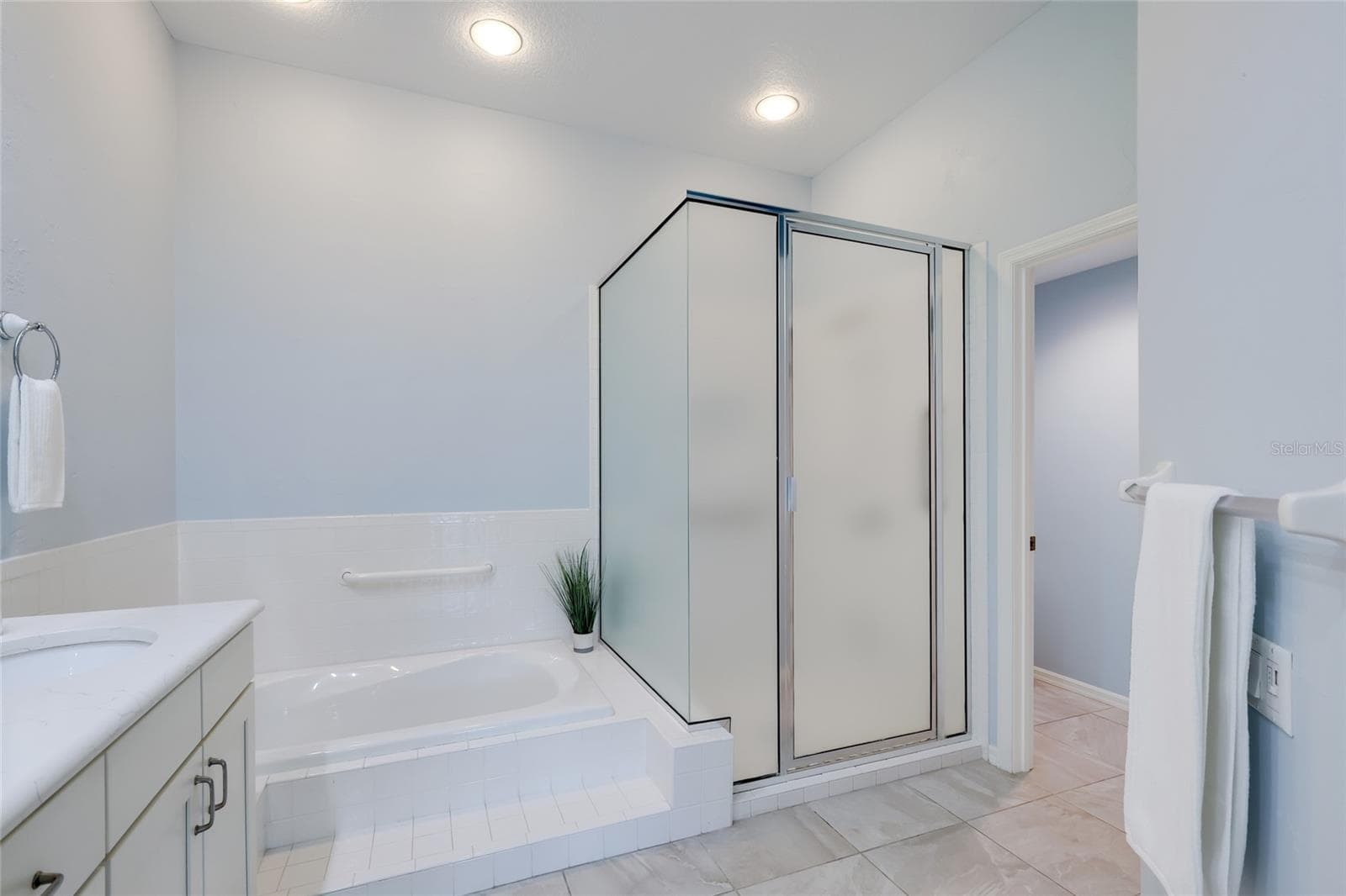 Tub and shower - 8702 52ND DR E, BRADENTON