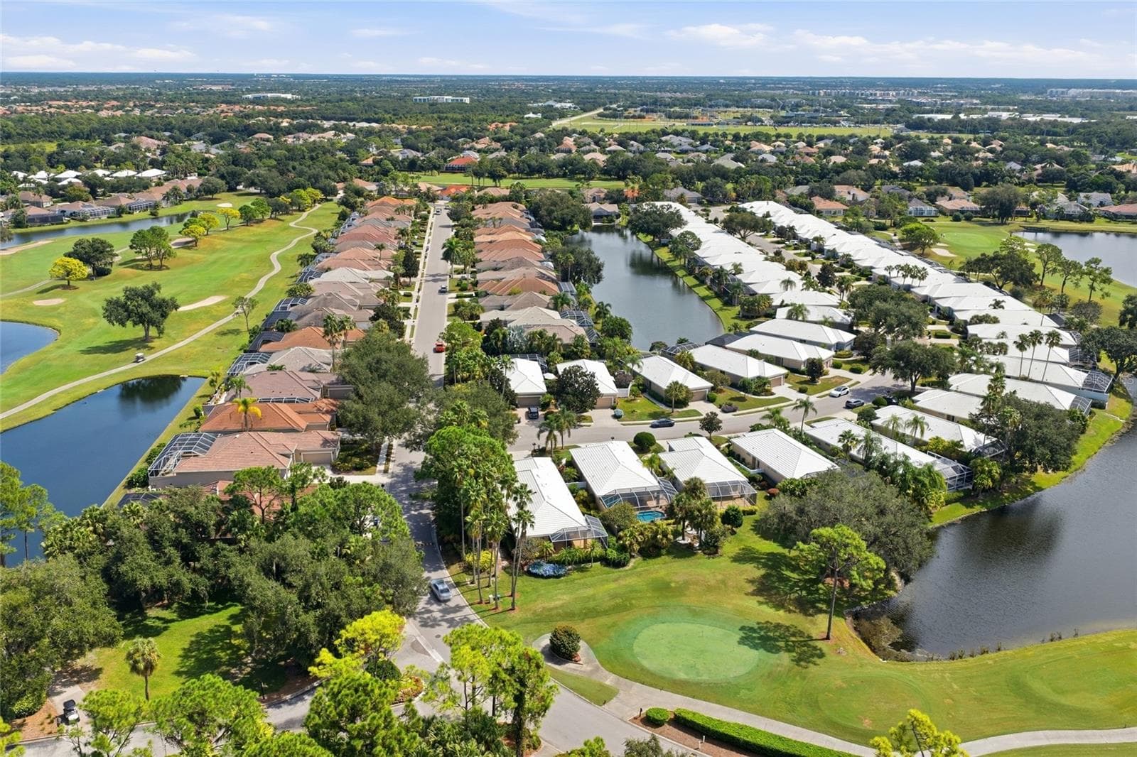 Practice putting green leads to the first tee - 8702 52ND DR E, BRADENTON