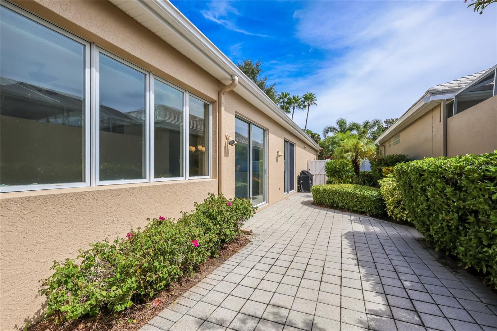 Side patio provides additional space and privacy - 8702 52ND DR E, BRADENTON