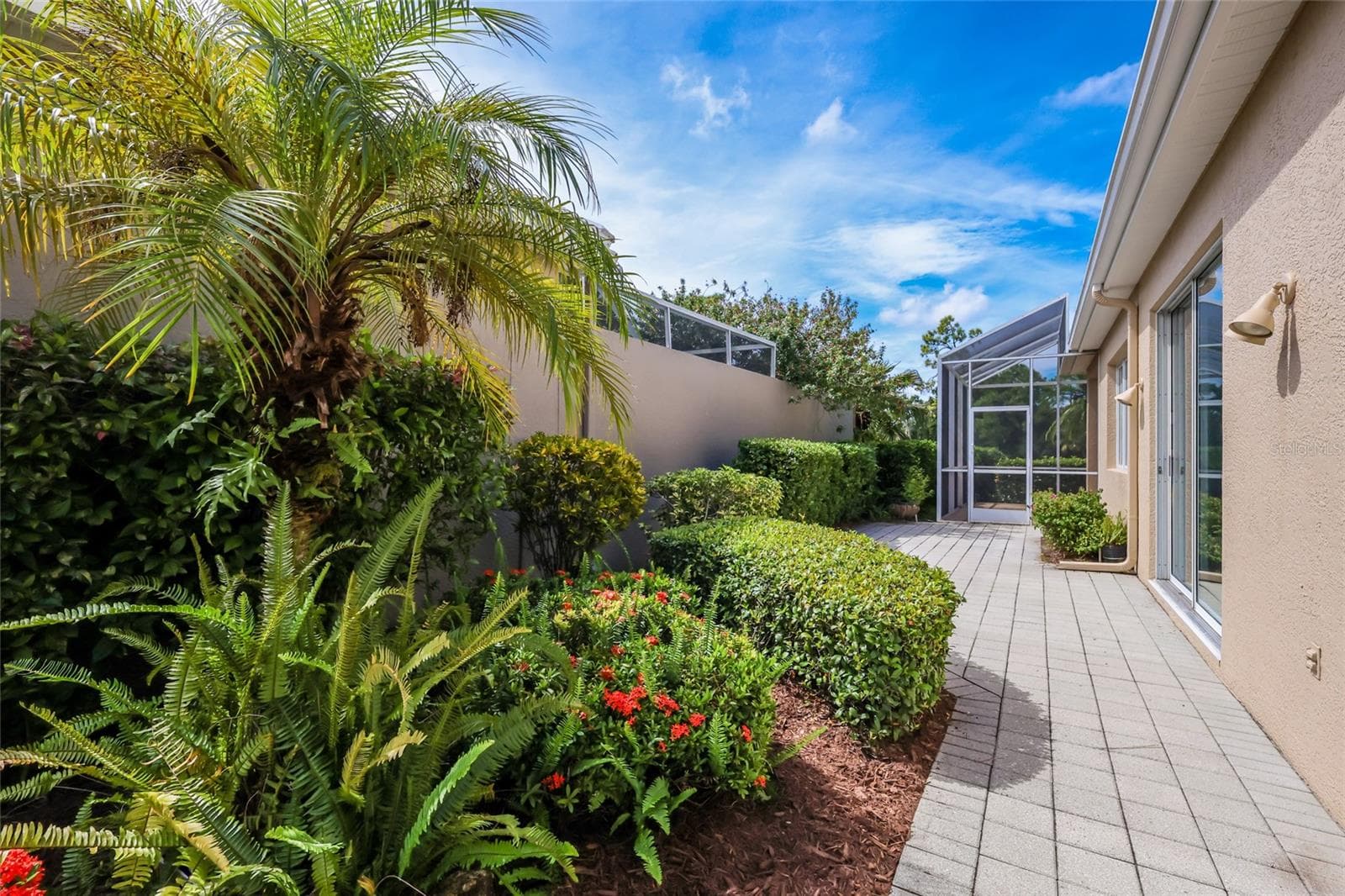 Mature landscaping - 8702 52ND DR E, BRADENTON