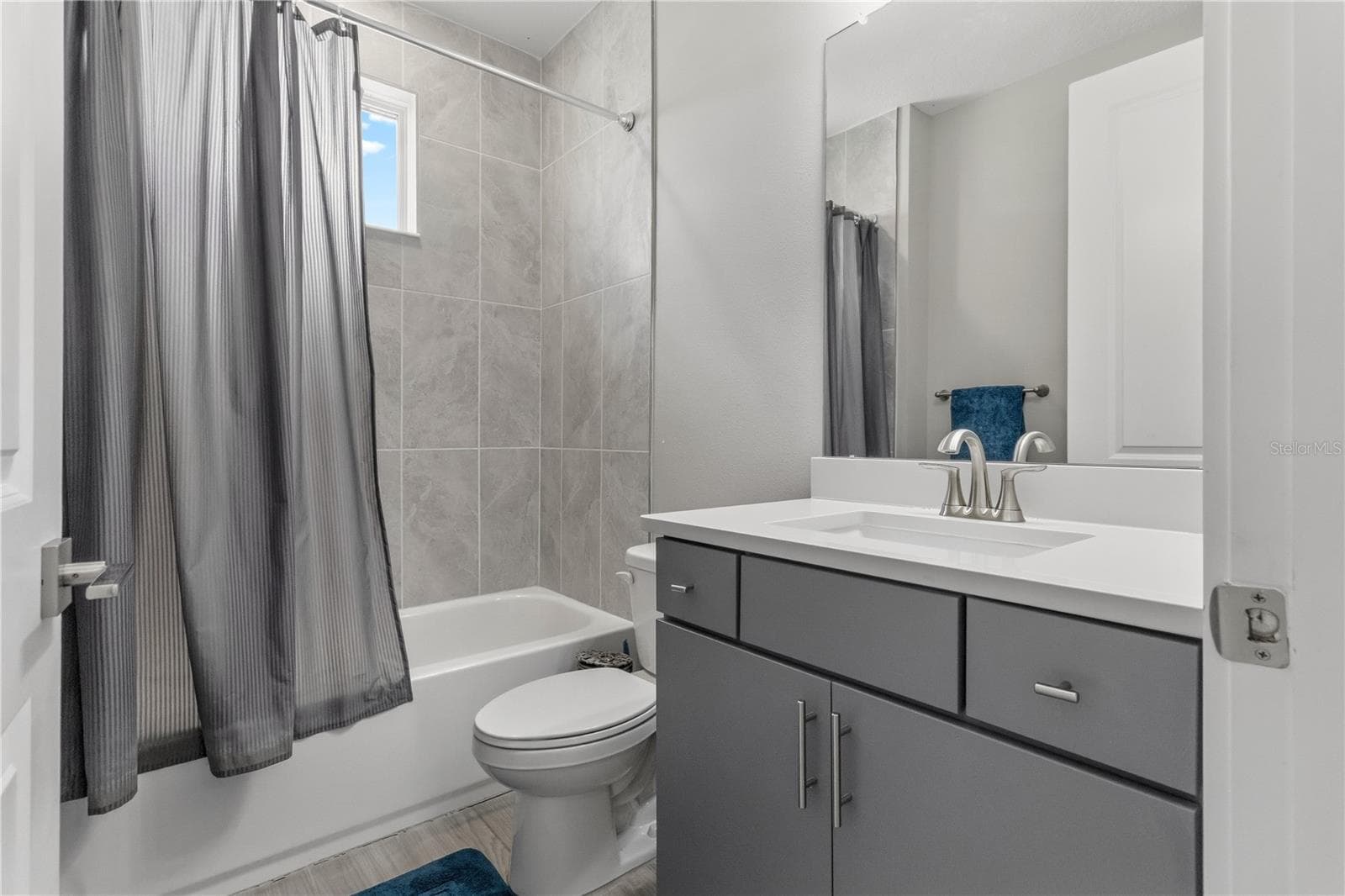 Full bathroom upstairs - 10782 TORCHWOOD SEA WAY, SAN ANTONIO
