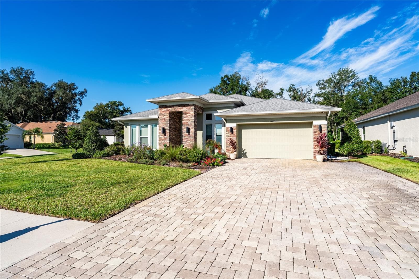 Large, level paver driveway and walkway - 13303 TRAILING MOSS DR, DADE CITY
