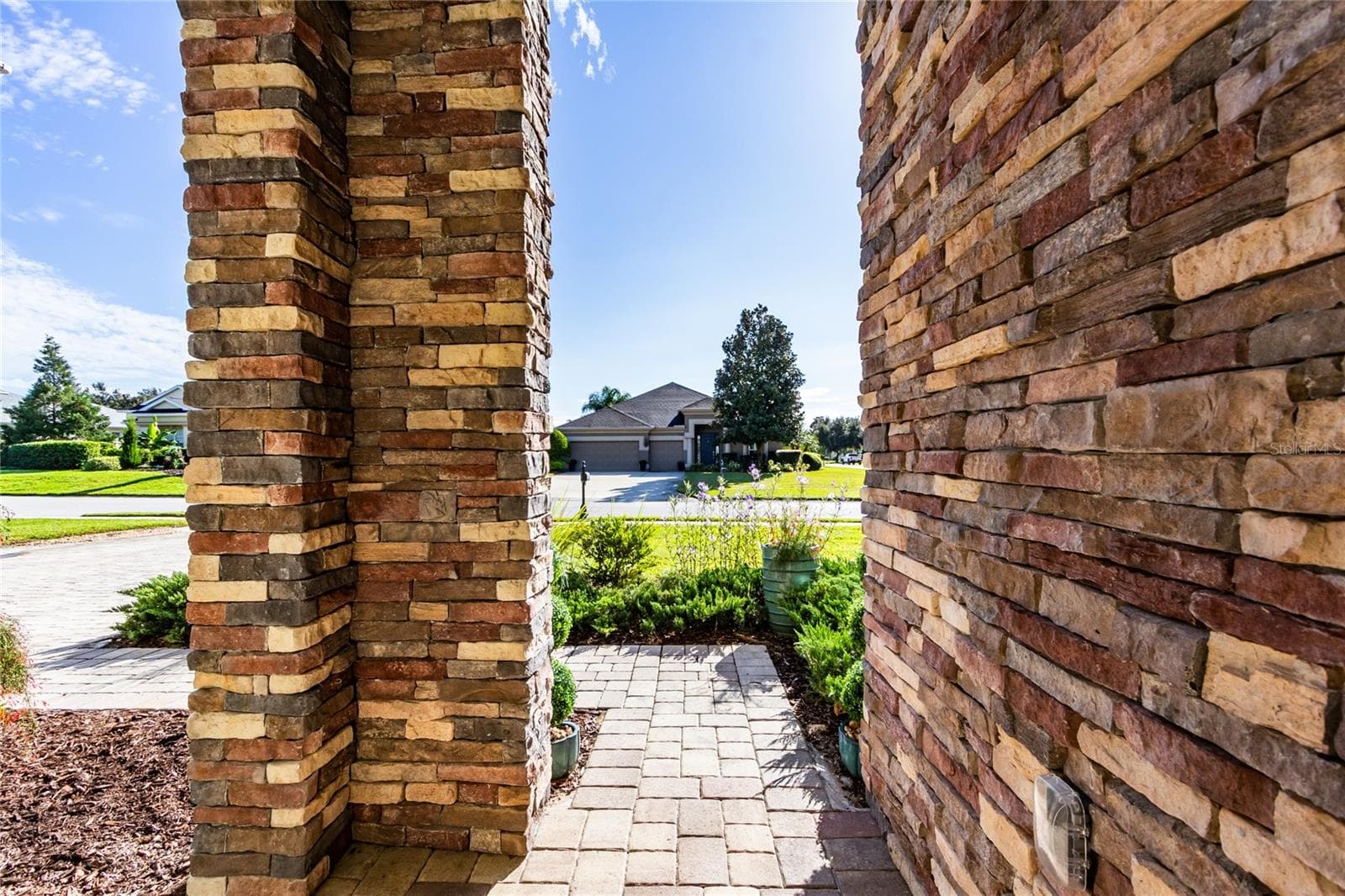 Stackstone accents welcome you! - 13303 TRAILING MOSS DR, DADE CITY
