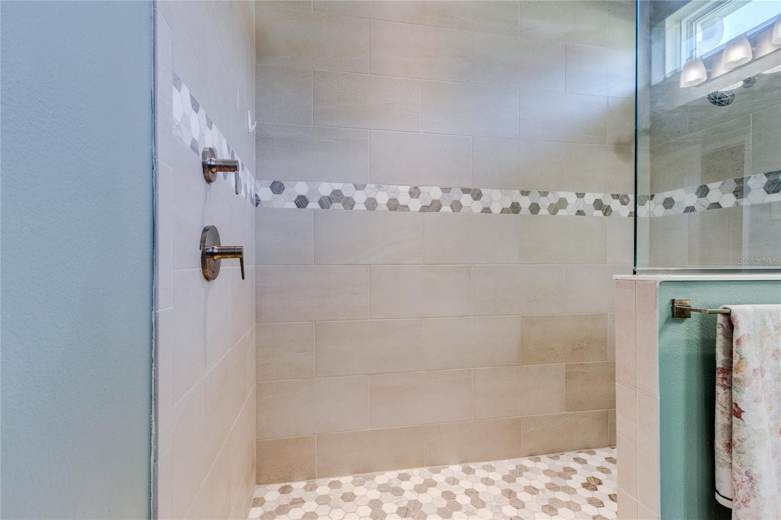 Stone accent band in walk in shower - 13303 TRAILING MOSS DR, DADE CITY