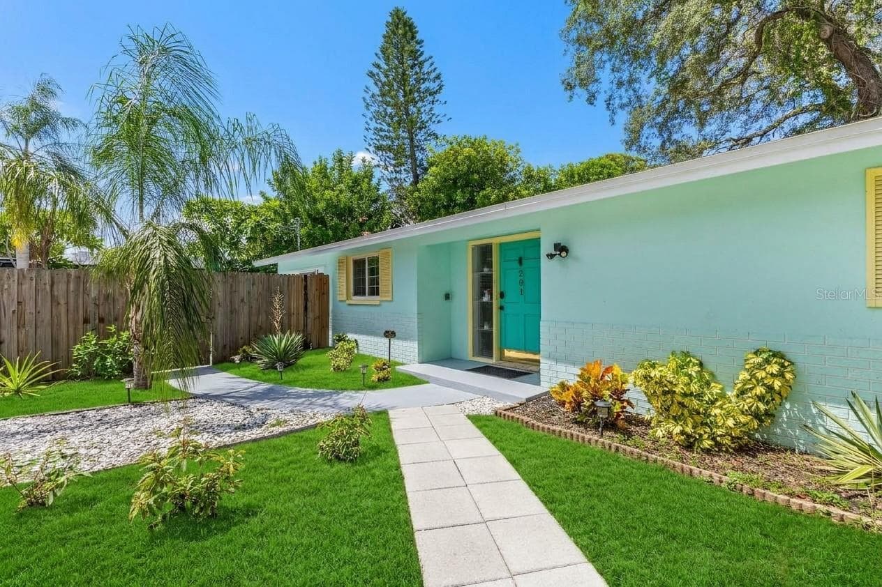 Charming Ozona cottage with a circular drive, refreshed landscaping, and plenty of room surrounding the home. - 201 SOUTH ST, PALM HARBOR