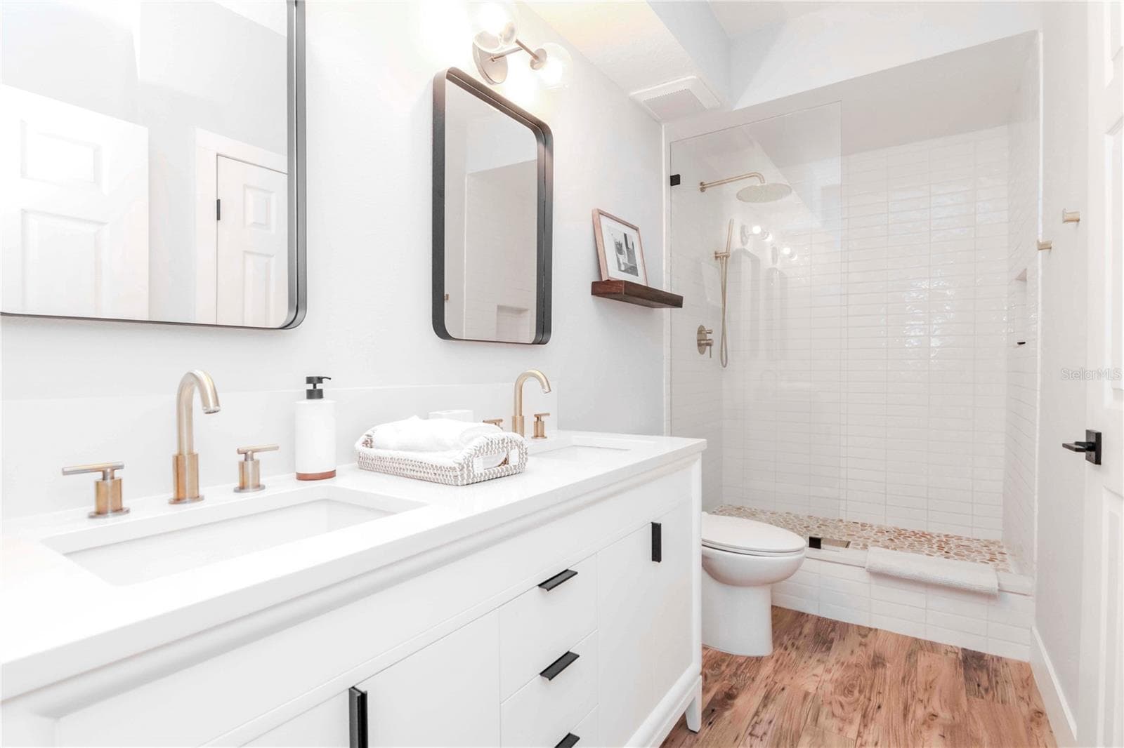 Updated Primary Bathroom with Walk-In Shower - 800 S DAKOTA AVE #207, TAMPA