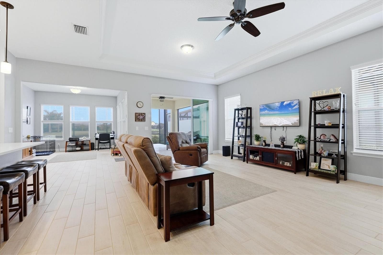 Light, Bright and Open! - 10018 MARBELLA DR, BRADENTON