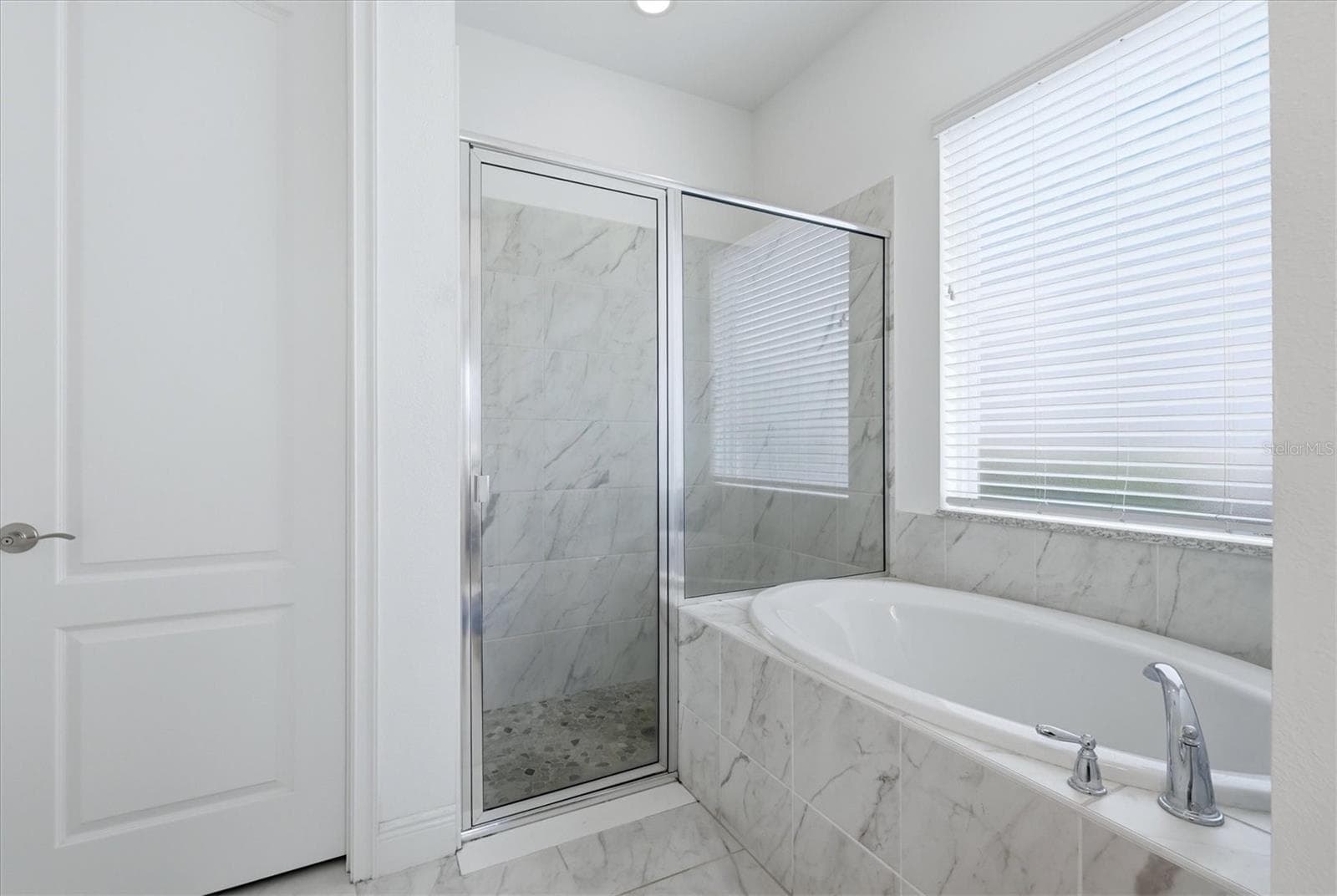 Tub AND Shower - 10018 MARBELLA DR, BRADENTON