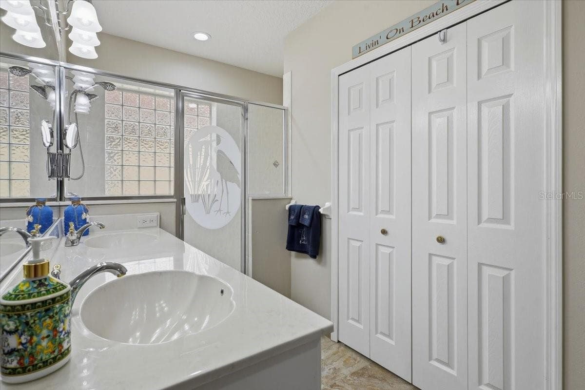 Double vanities - 2 MARINA POINT PL, PALM COAST
