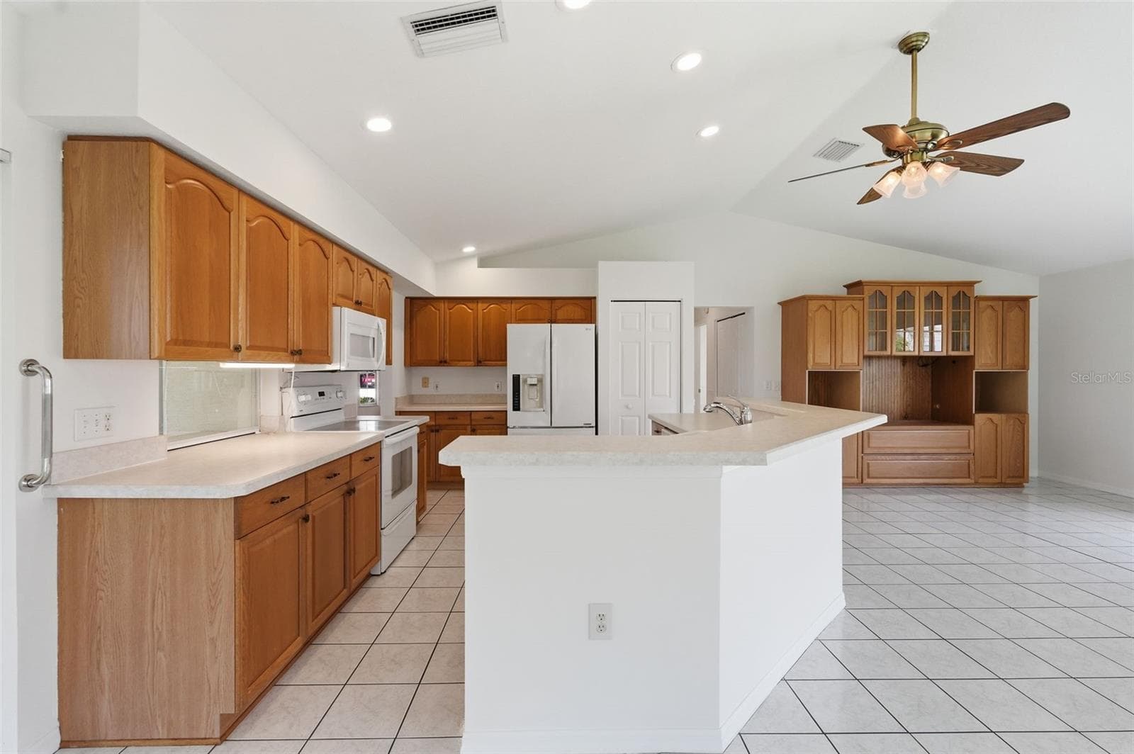Kitchen / Family room - 1444 CANBERLEY CT, NEW PORT RICHEY