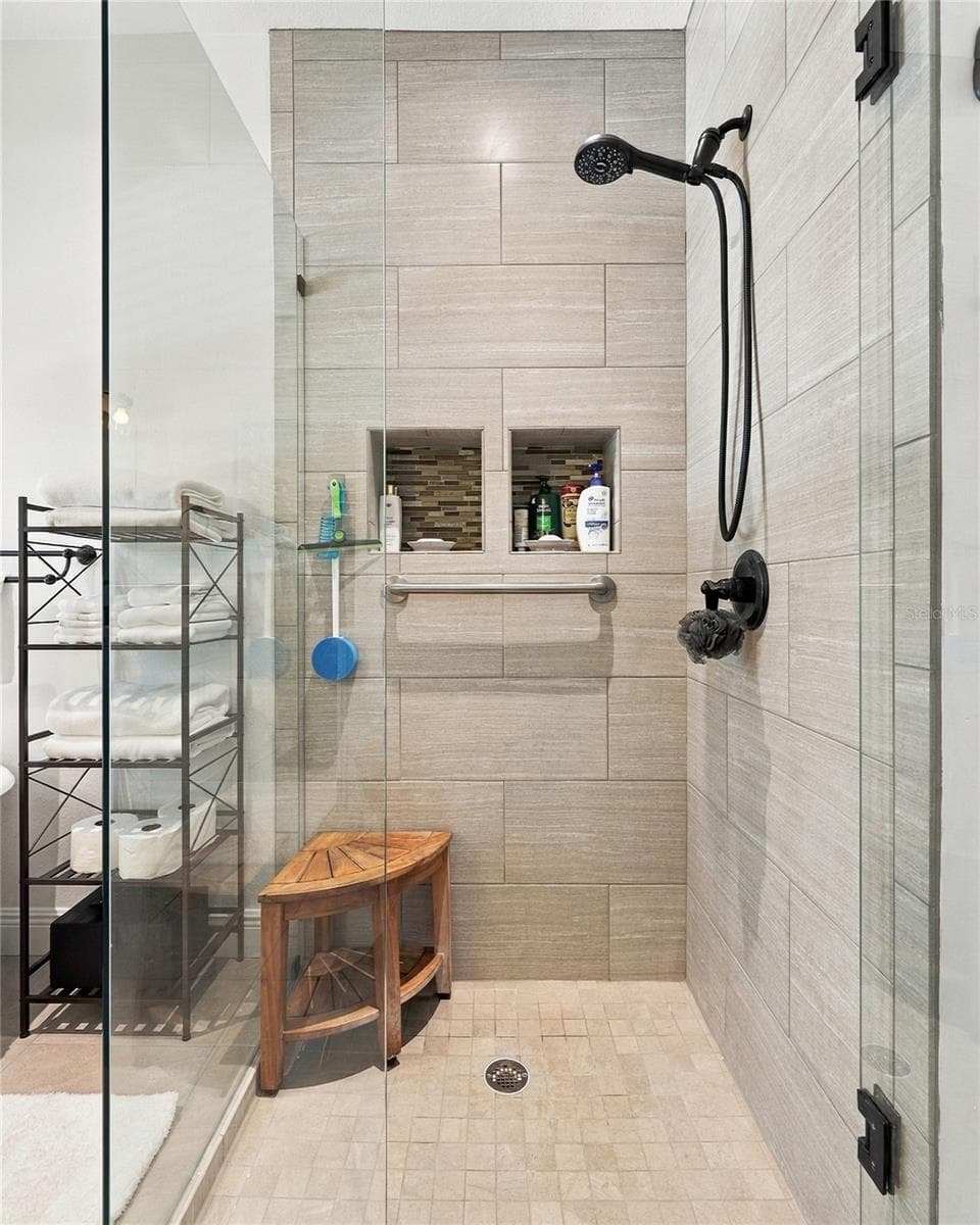 Master Shower - 20944 NW 100TH AVENUE RD, MICANOPY