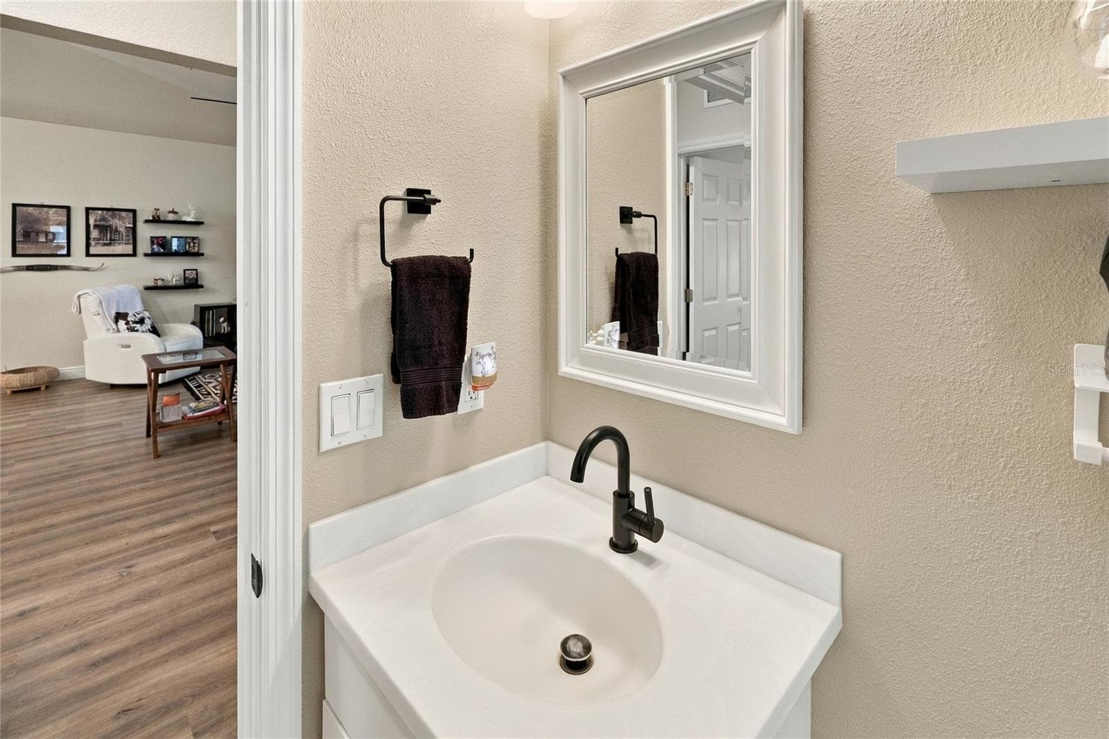 Hall Bathroom - 20944 NW 100TH AVENUE RD, MICANOPY