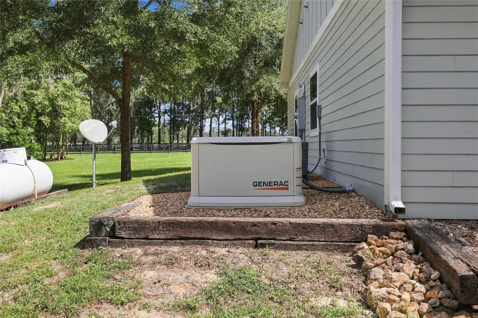 Generac Generator - 20944 NW 100TH AVENUE RD, MICANOPY