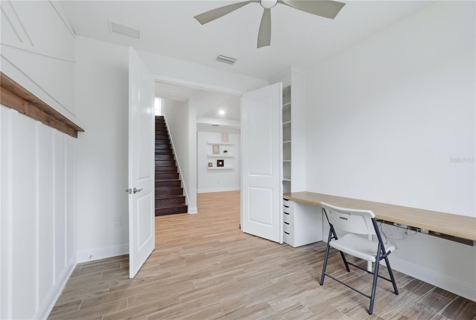 Private office refreshed with white accent walls - 5542 NATIVE HENNA CT, SARASOTA