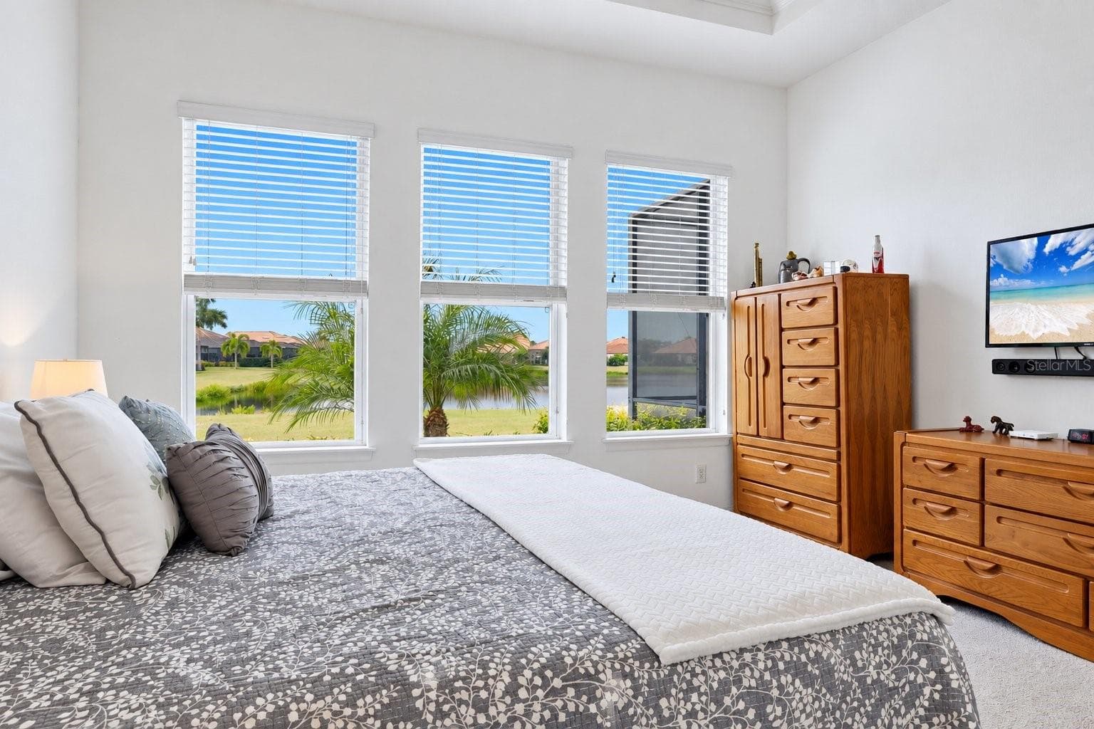 Wake up to a beautiful lakeview! - 10018 MARBELLA DR, BRADENTON