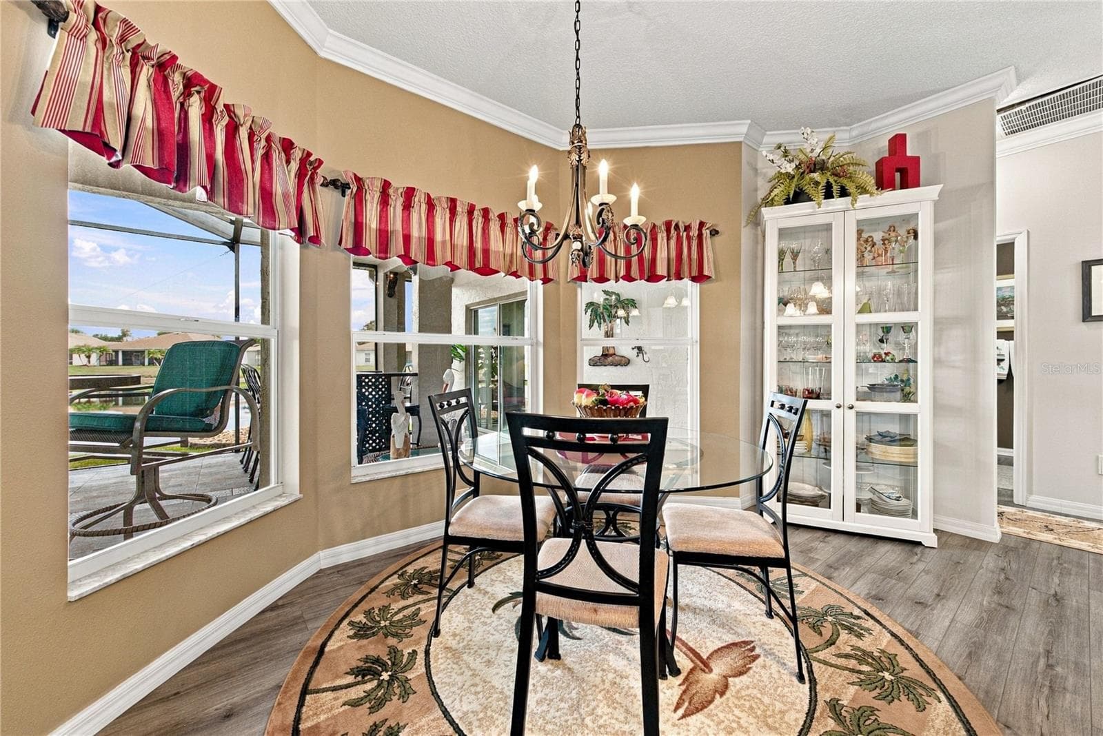 The dinette is in a bay window area with a great view of the pond behind. - 4232 DORNOCH DR, LAKE WALES