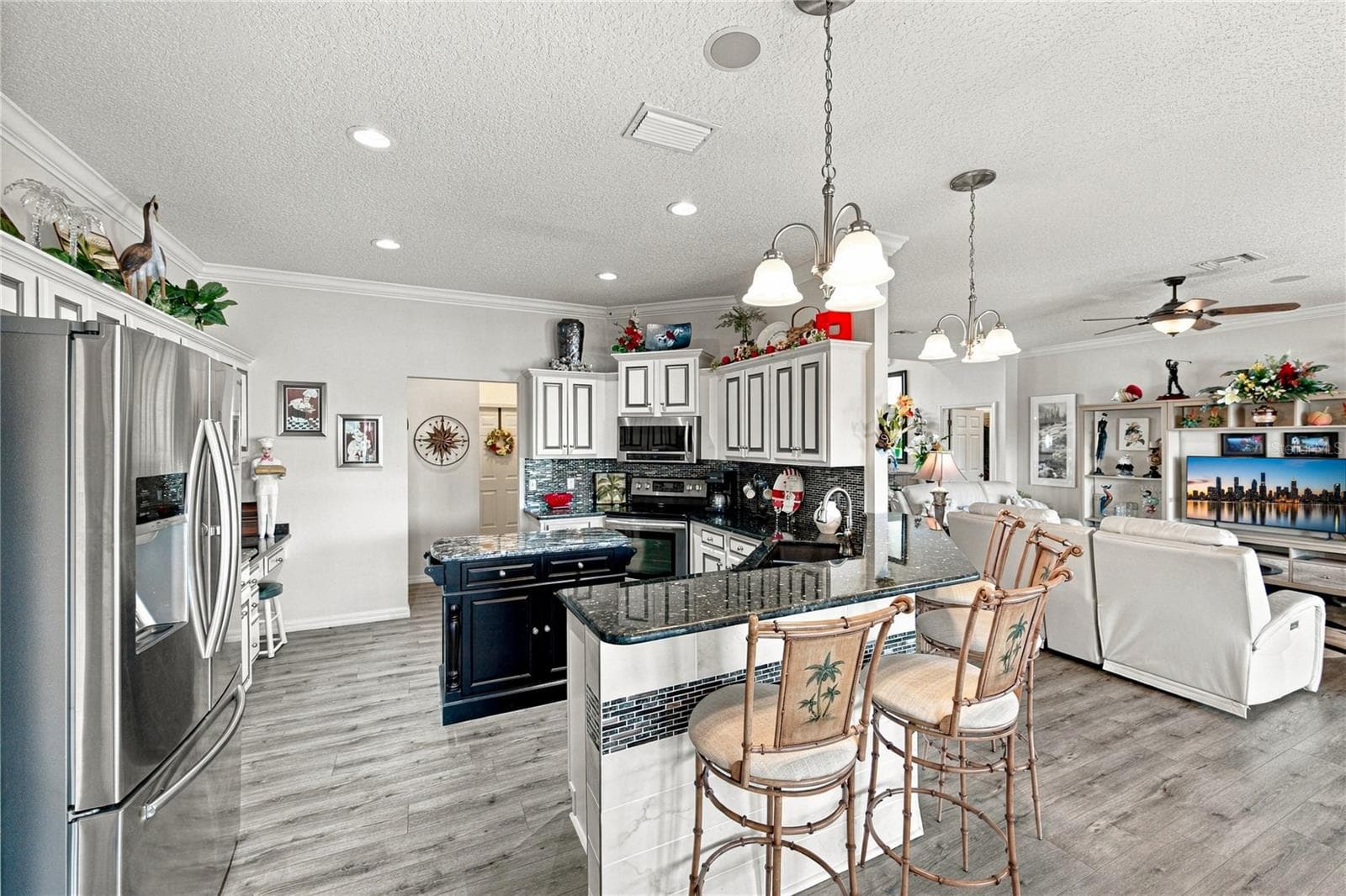 The household chef will love this beautiful kitchen. - 4232 DORNOCH DR, LAKE WALES