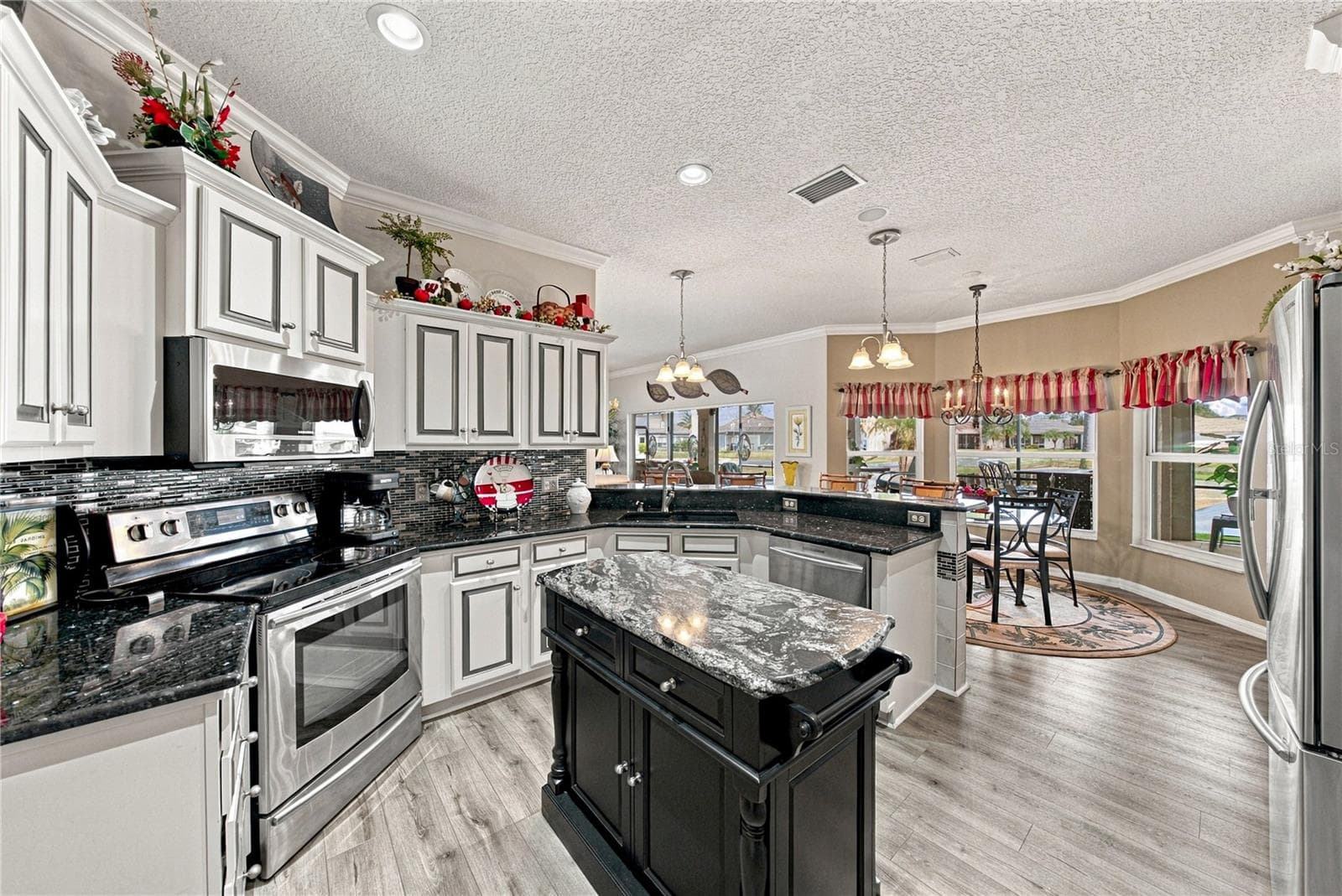 The ample cabinetry with crown molding on top provides desirable storage options. - 4232 DORNOCH DR, LAKE WALES
