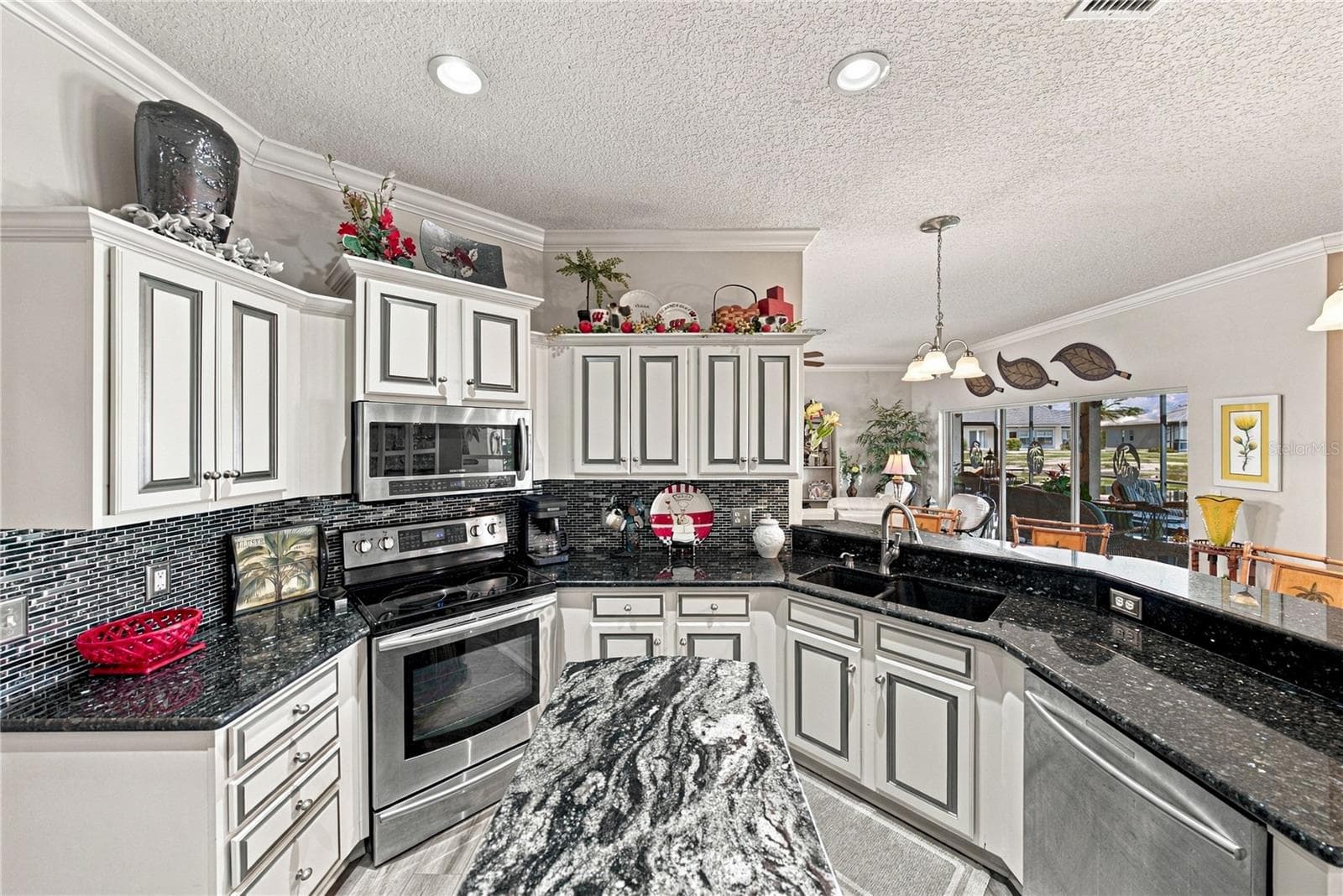 The granite countertops are enhanced by the glass backsplashes. The bank of drawers will be appreciated. - 4232 DORNOCH DR, LAKE WALES