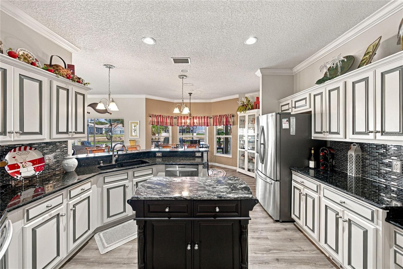 The well-designed kitchen is both beautiful and functional. - 4232 DORNOCH DR, LAKE WALES