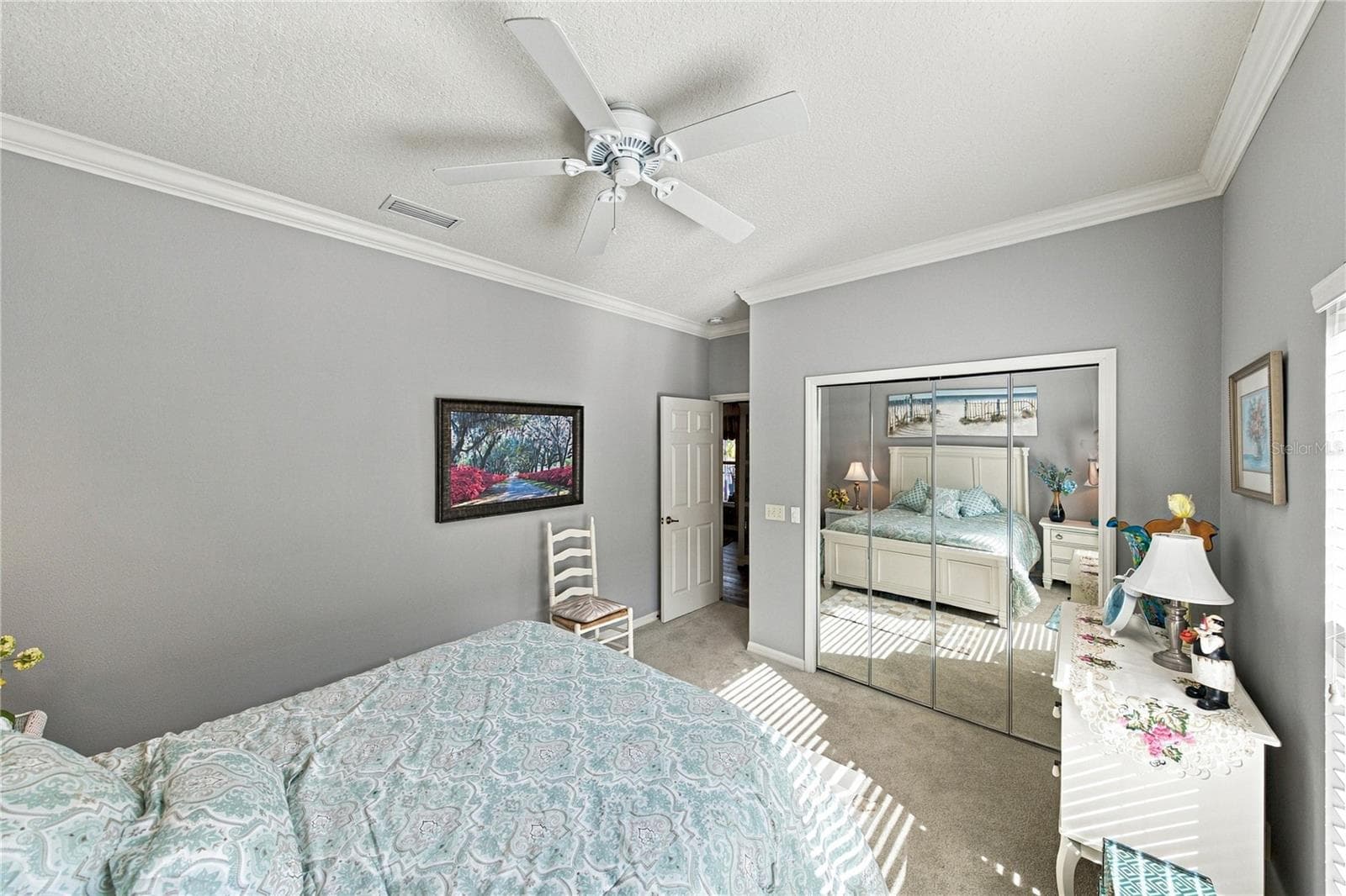 The second bedroom has mirrored closet doors. The guest bathroom is adjacent. - 4232 DORNOCH DR, LAKE WALES