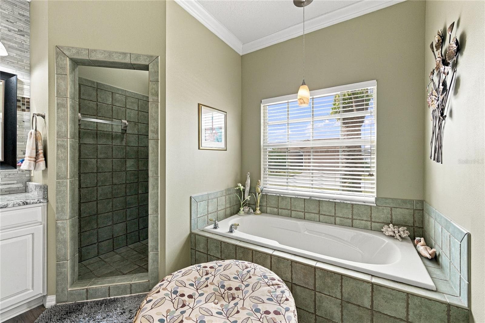 The ample stall shower and garden tub offer options for quick or leisurely. - 4232 DORNOCH DR, LAKE WALES