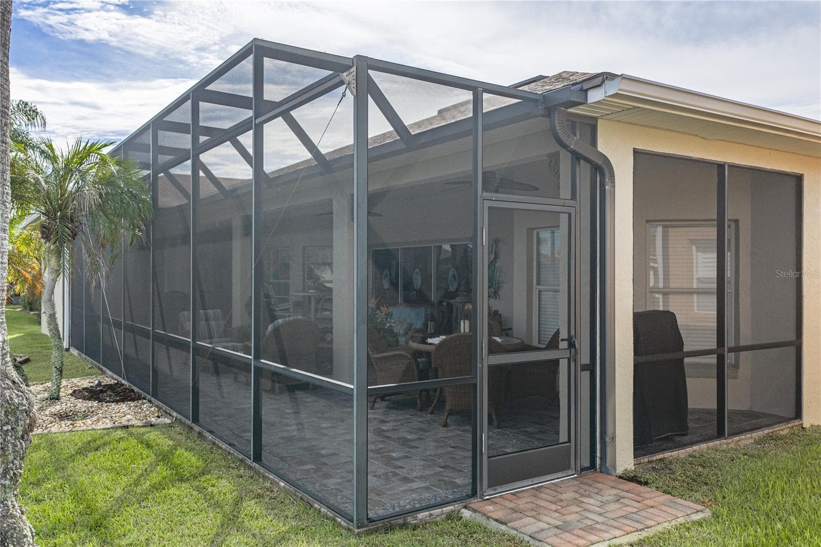 The birdcage expands the lanai's usability. - 4232 DORNOCH DR, LAKE WALES