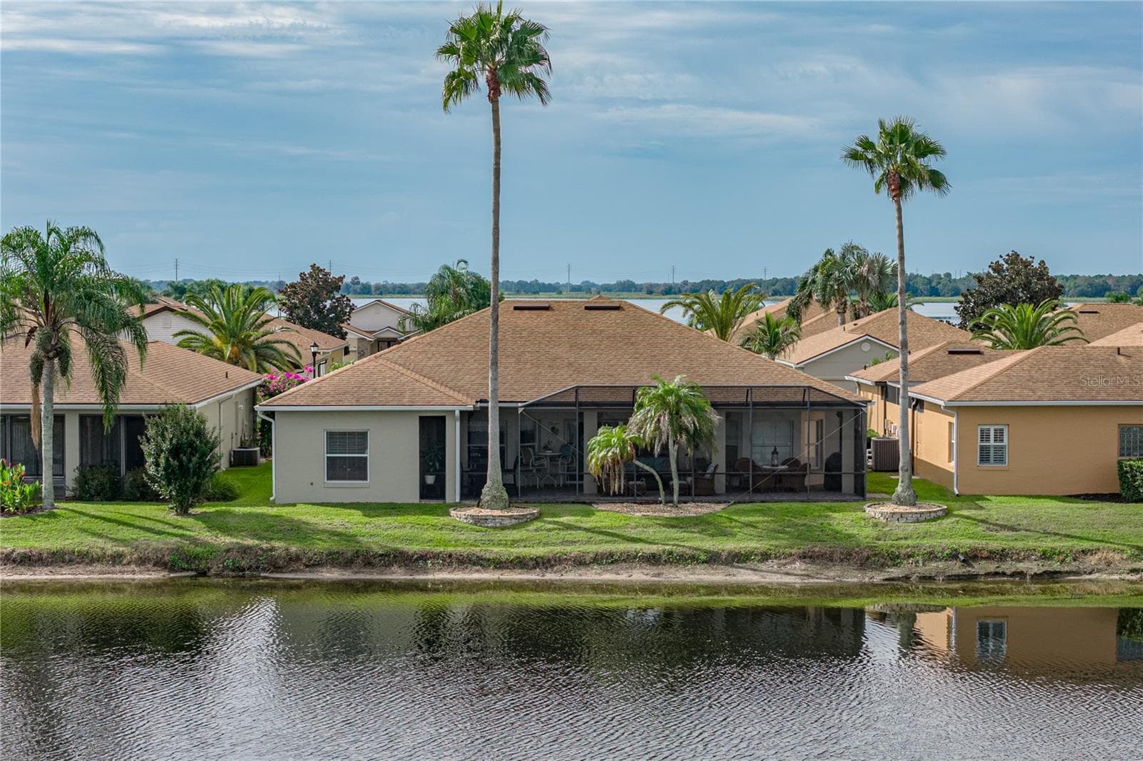 The tall palms at the rear of the home give the true Florida vibe. - 4232 DORNOCH DR, LAKE WALES