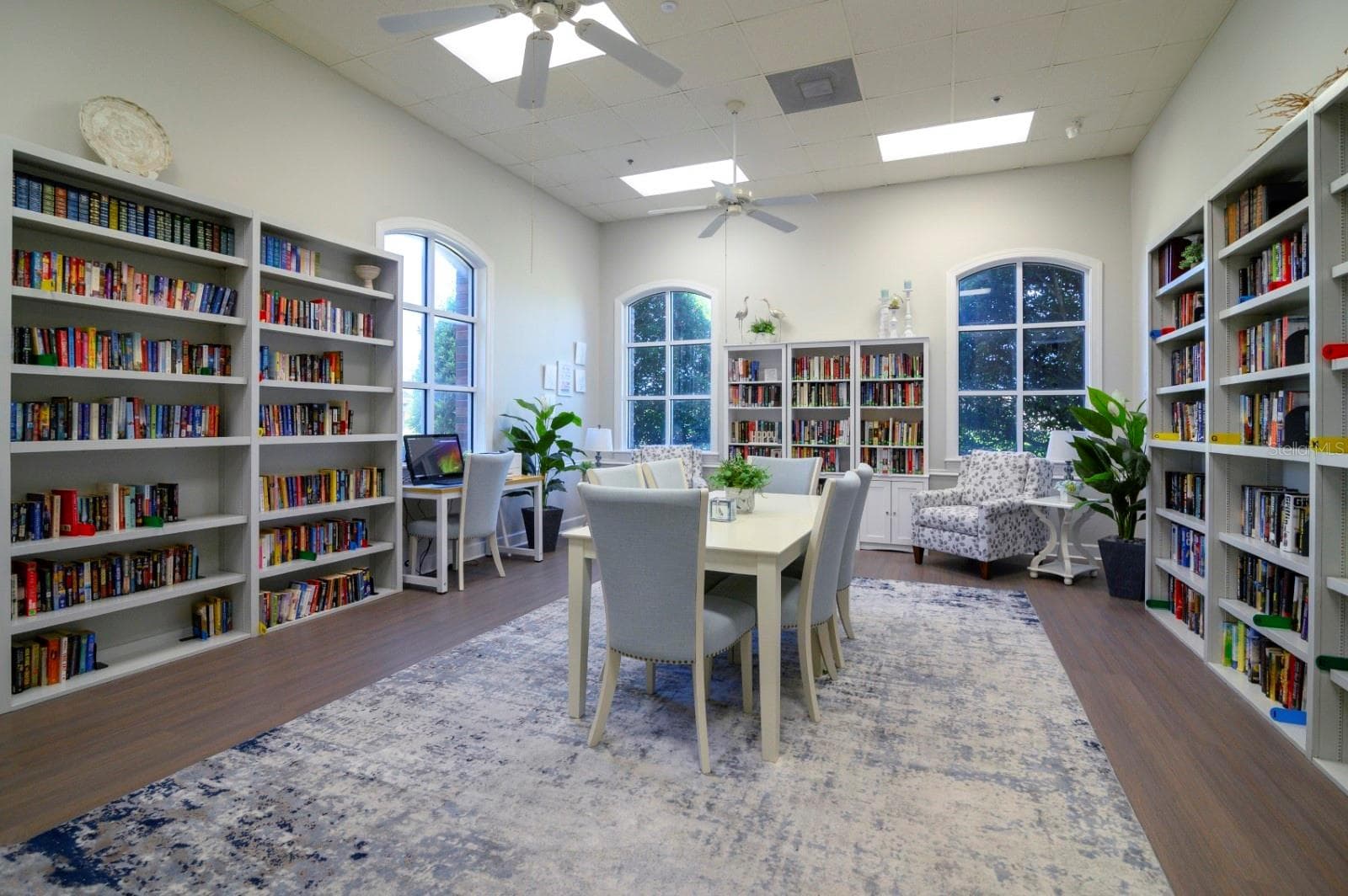 The main clubhouse media room has an honor system lending library and a computer for resident use. - 4232 DORNOCH DR, LAKE WALES