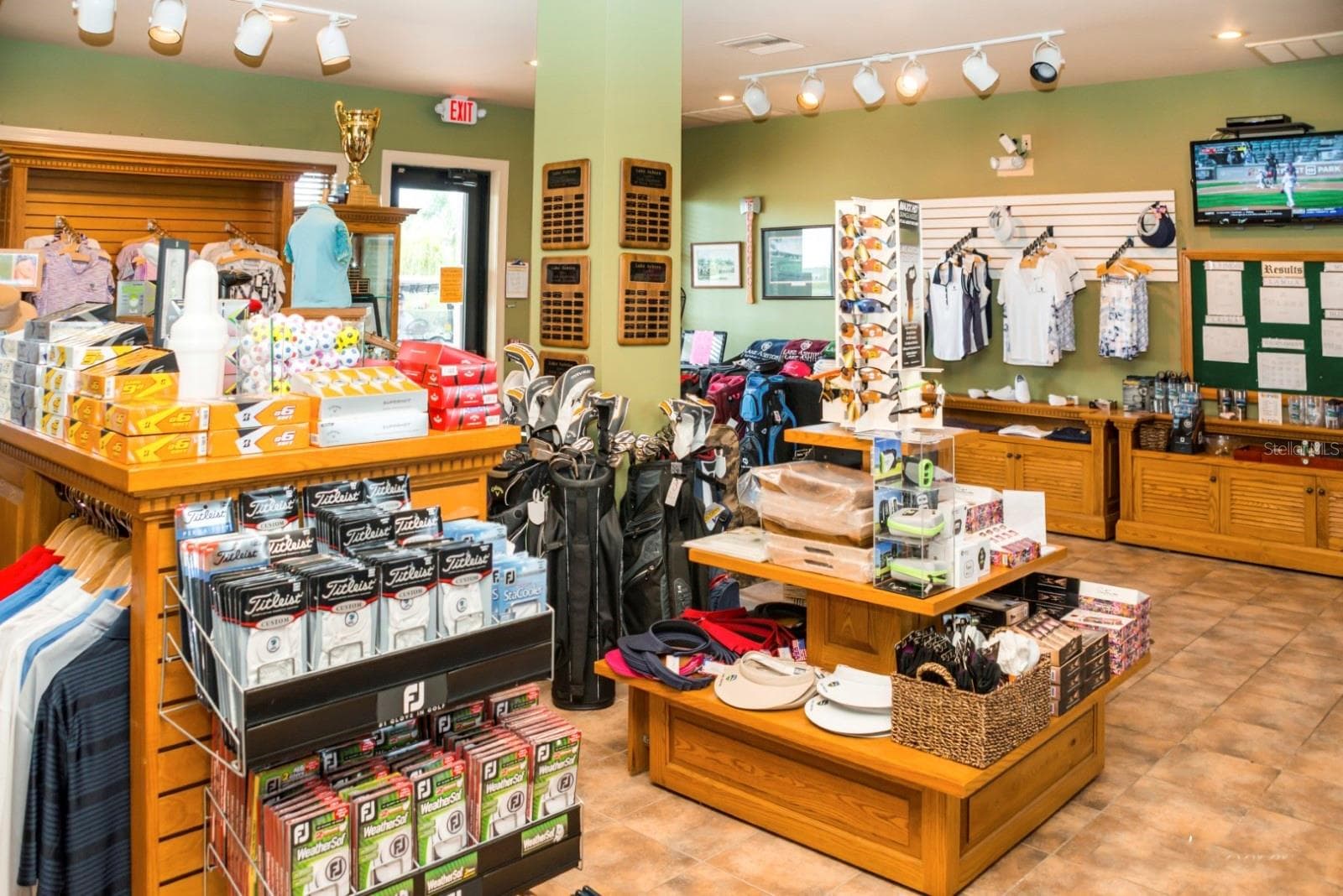 The fully equipped golf pro shop is staffed by 3 golf professionals. Lessons and Lake Ashton Logo Wear can be secured here. - 4232 DORNOCH DR, LAKE WALES