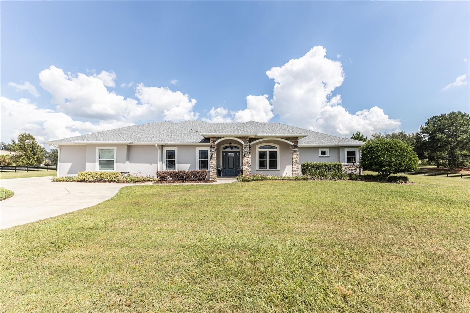 Front view of home - 10640 NE 27TH ST, OXFORD