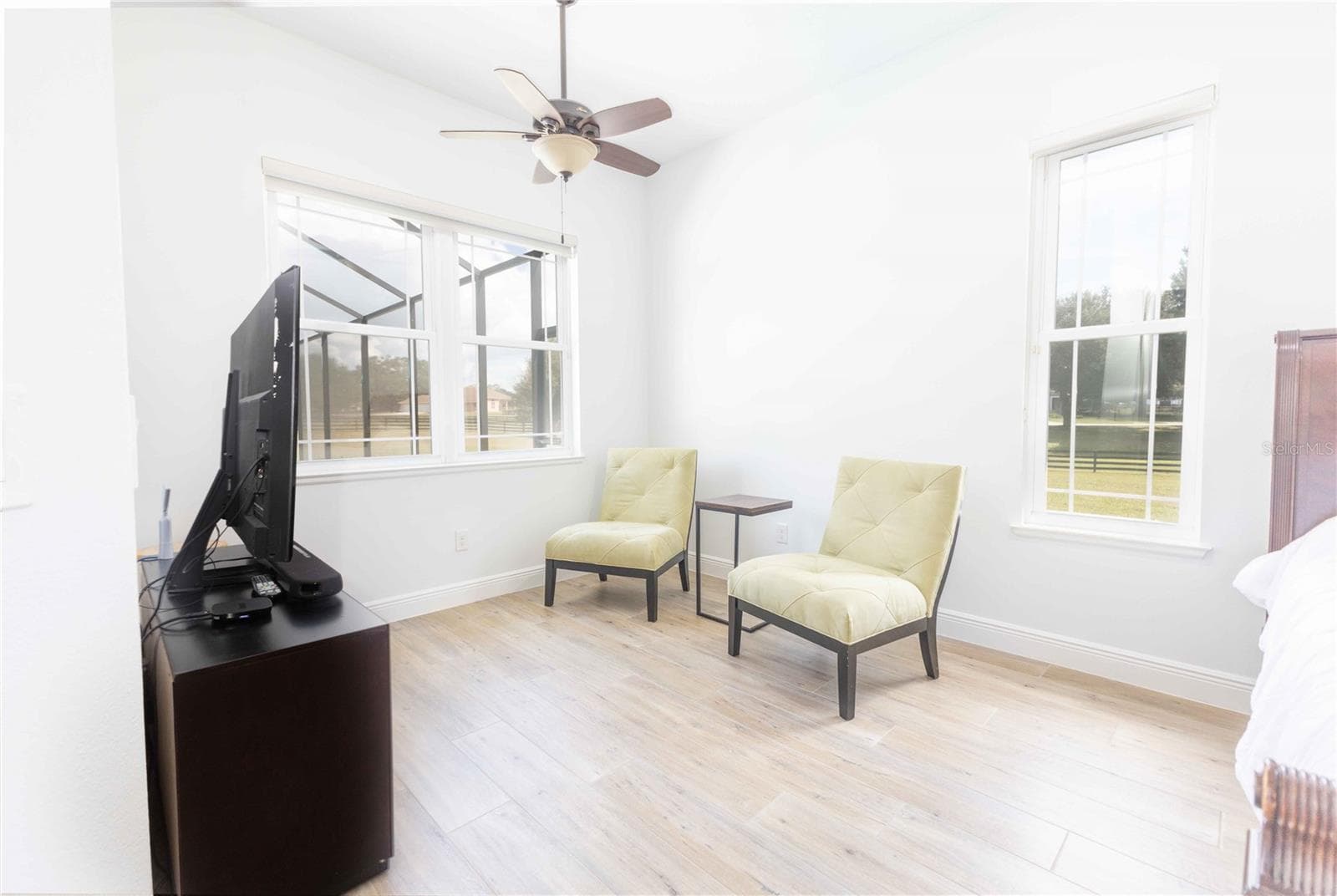 Seating area in primary bedroom - 10640 NE 27TH ST, OXFORD